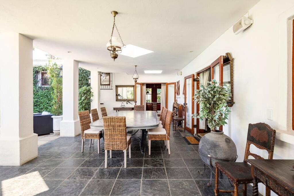 Picturesque Garden Villa, Illovo House *