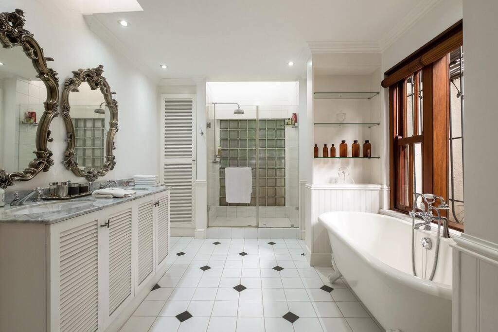 Picturesque Garden Villa, Illovo House