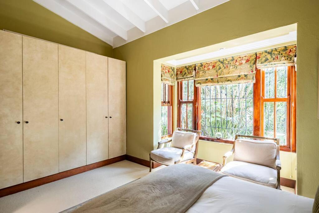 Villa Picturesque Garden Villa, Illovo House