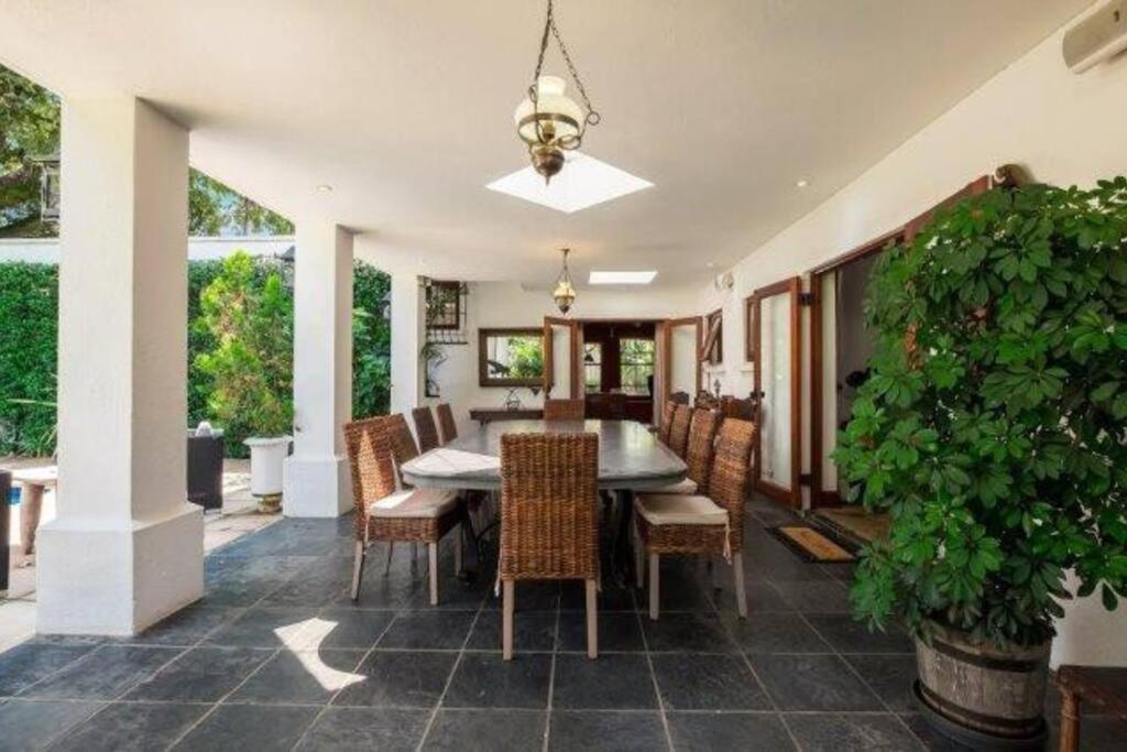 Villa Picturesque Garden Villa, Illovo House *