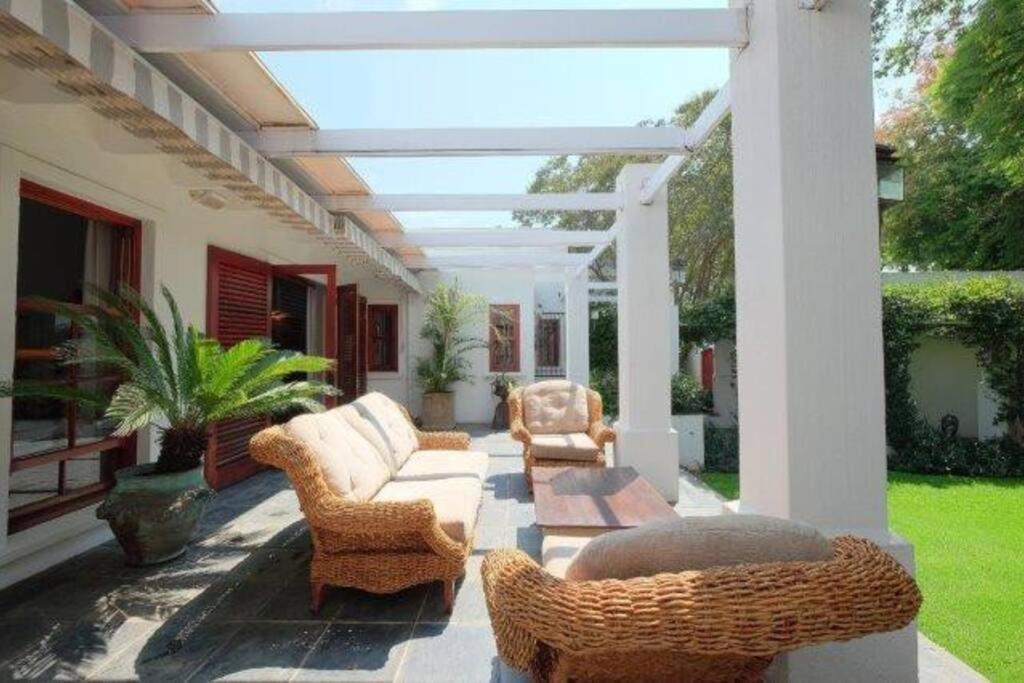 Villa Picturesque Garden Villa, Illovo House *