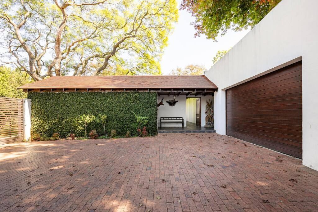 Picturesque Garden Villa, Illovo House