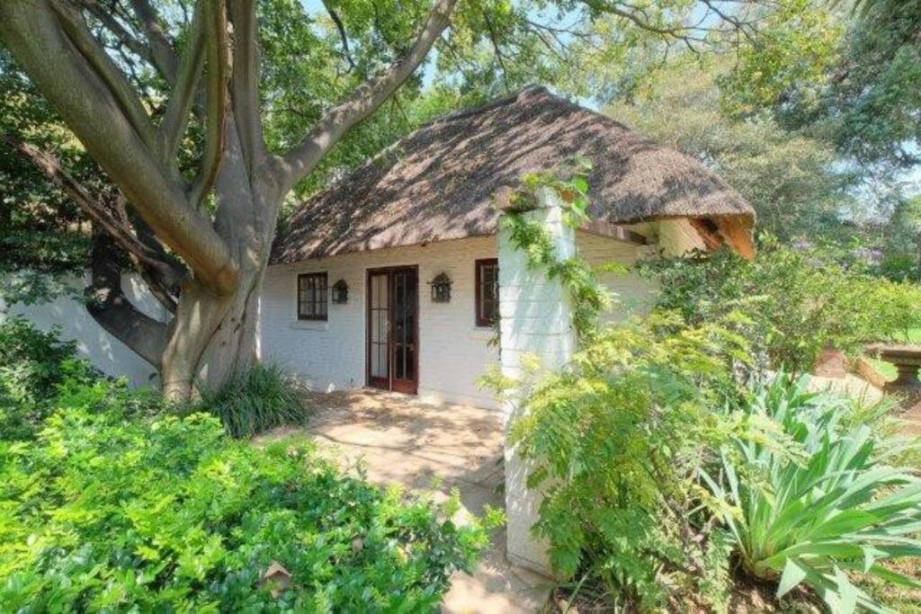Picturesque Garden Villa, Illovo House