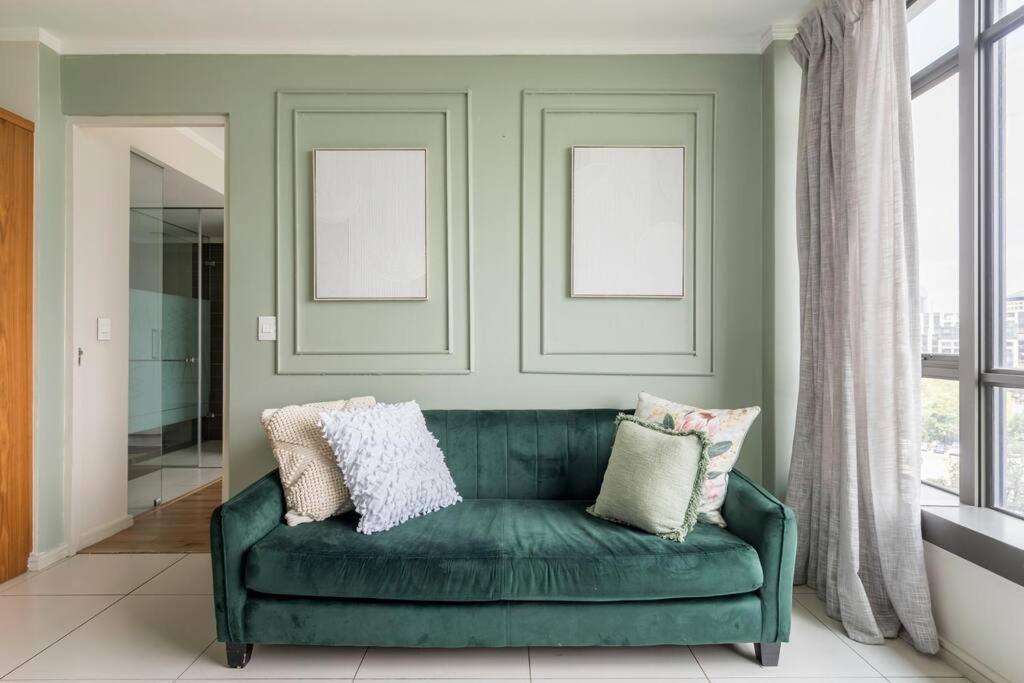 Luxury In Sandton Apartment *