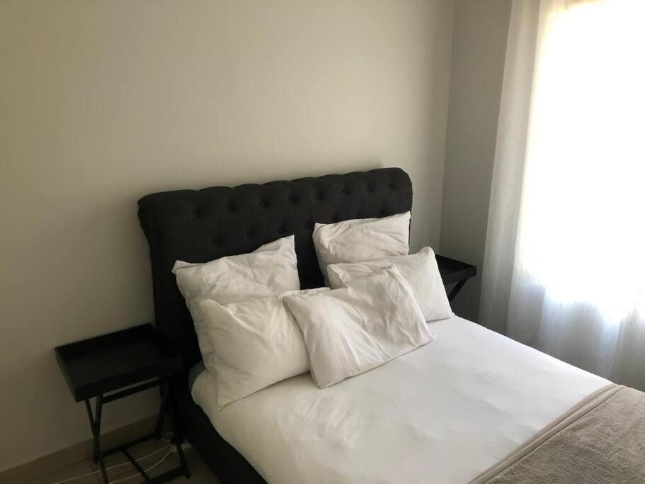 Nhà nghỉ Exquisite In Sandton With Pool And Inverter