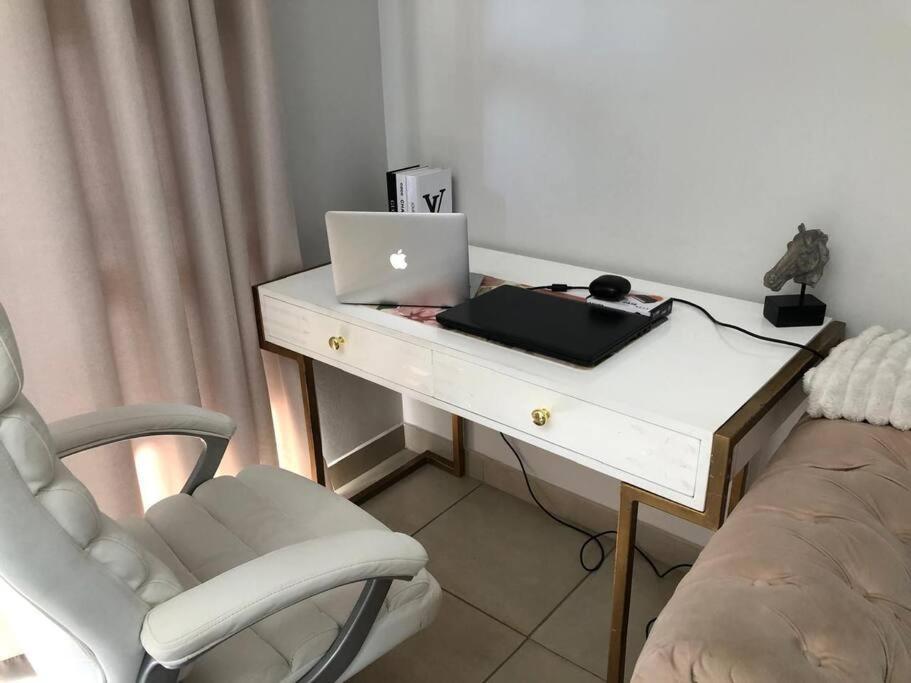 Exquisite In Sandton With Pool And Inverter Johannesburg