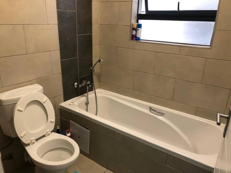 Exquisite In Sandton With Pool And Inverter Nhà nghỉ