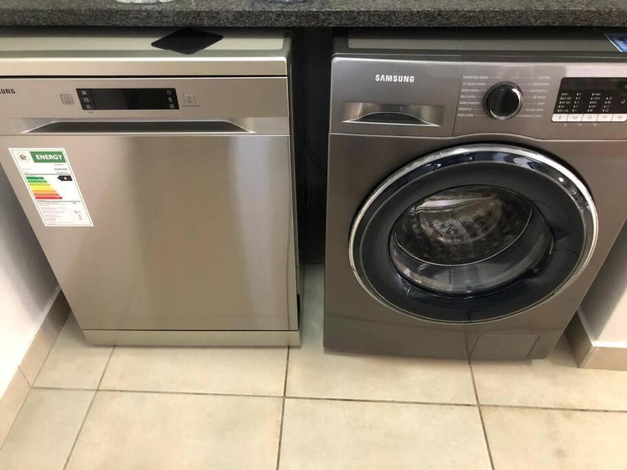 Nhà nghỉ Exquisite In Sandton With Pool And Inverter *