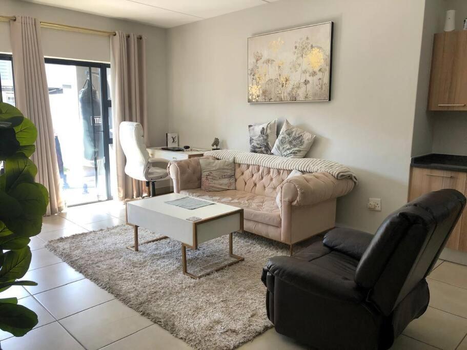 Exquisite In Sandton With Pool And Inverter