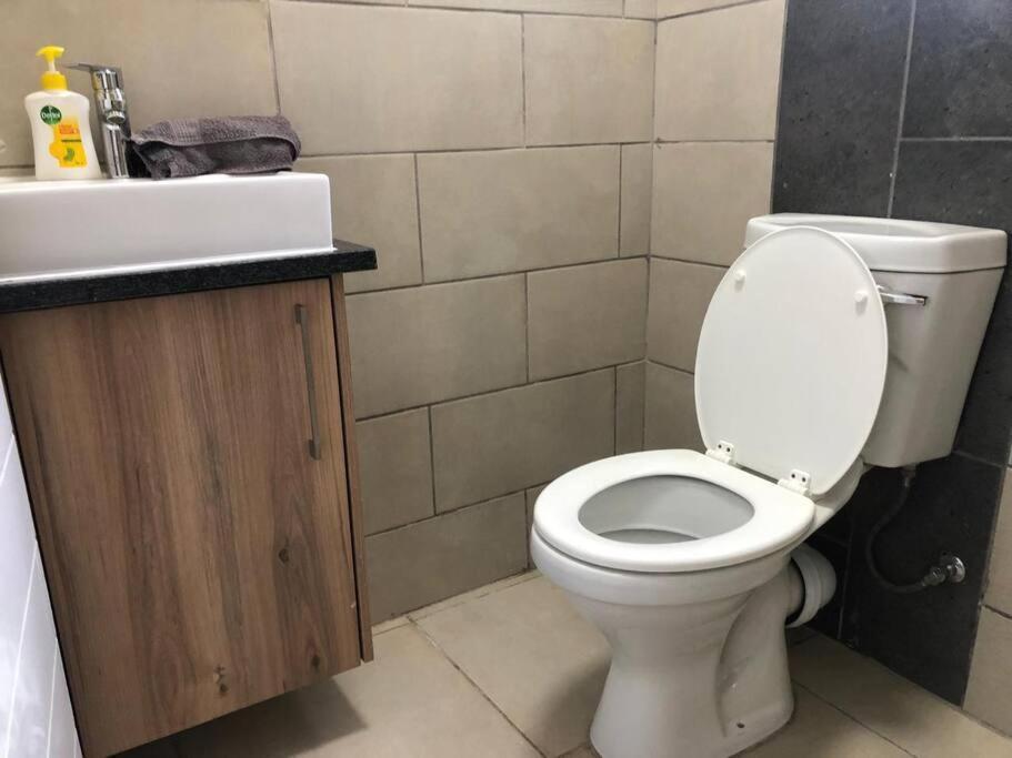 Exquisite In Sandton With Pool And Inverter Nhà nghỉ Johannesburg
