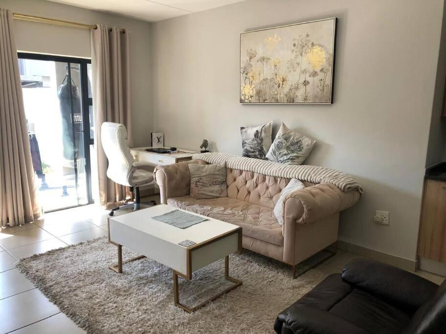 Exquisite In Sandton With Pool And Inverter Nhà nghỉ *