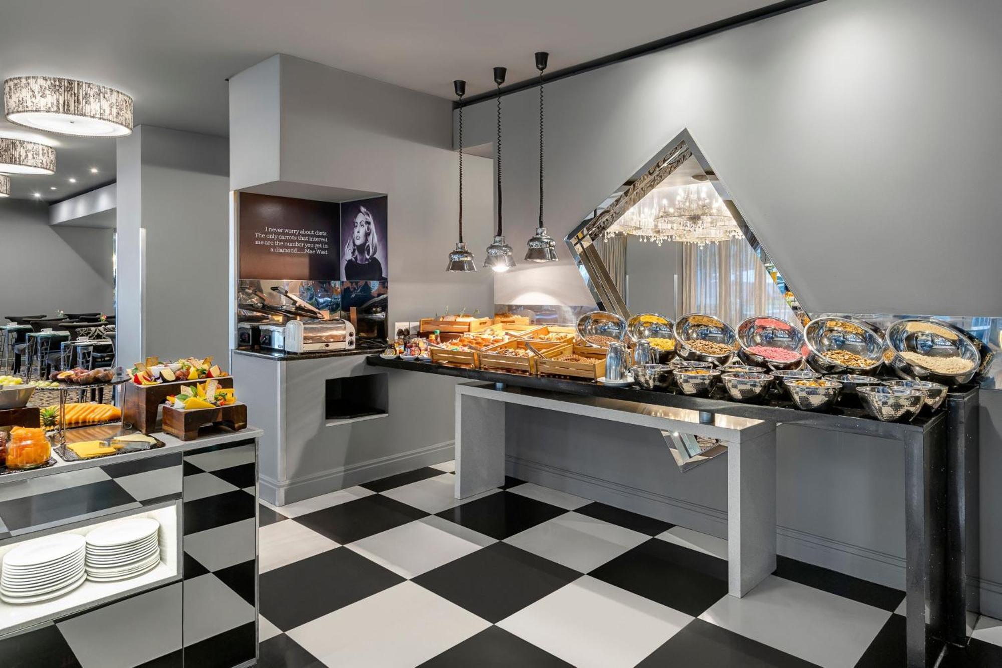 Khách sạn Protea Fire & Ice! By Marriott Melrose Arch 4*