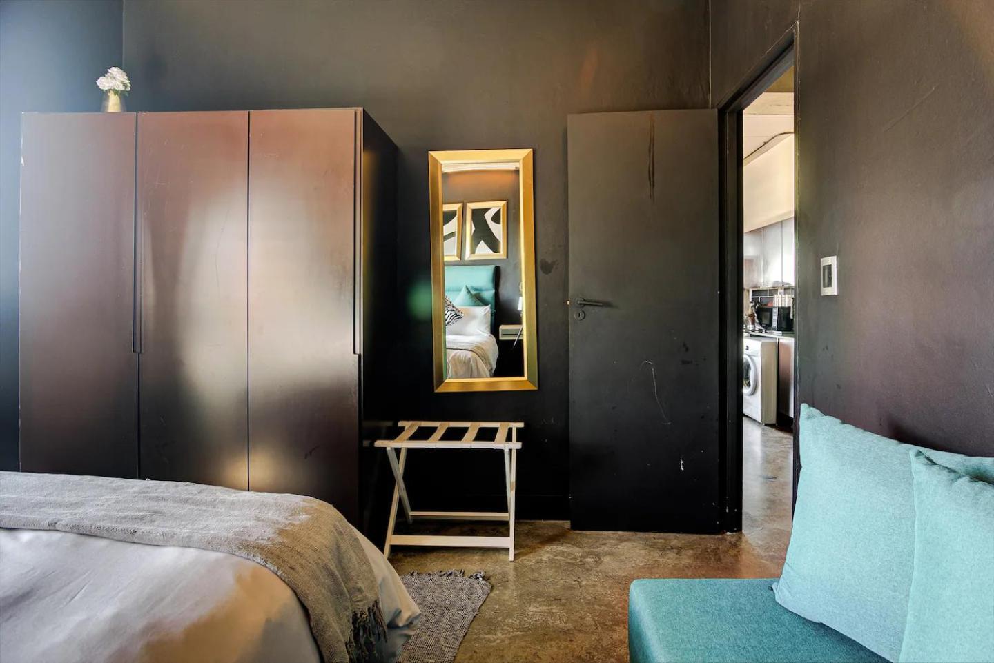 The Jozi Embassy - A Hallmark House Apartment