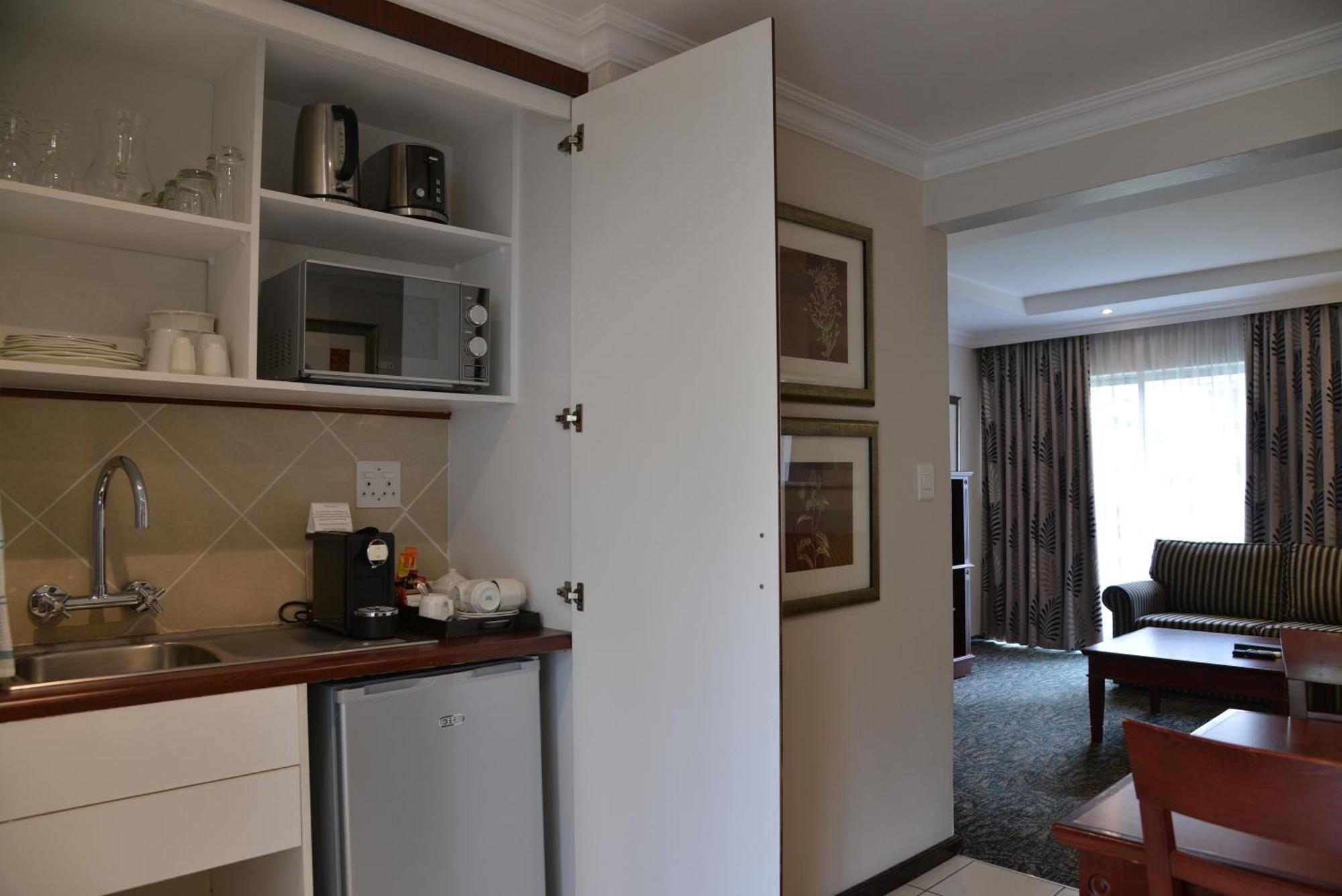 Courtyard Sandton 4*