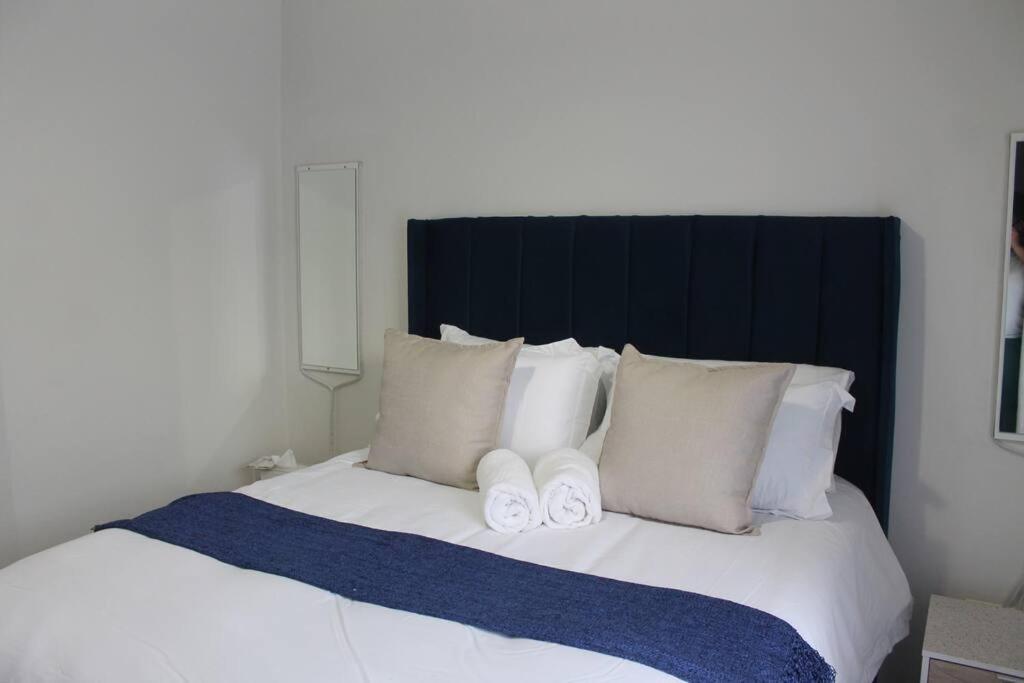 Deep Blue 2 Bed In An Estate *