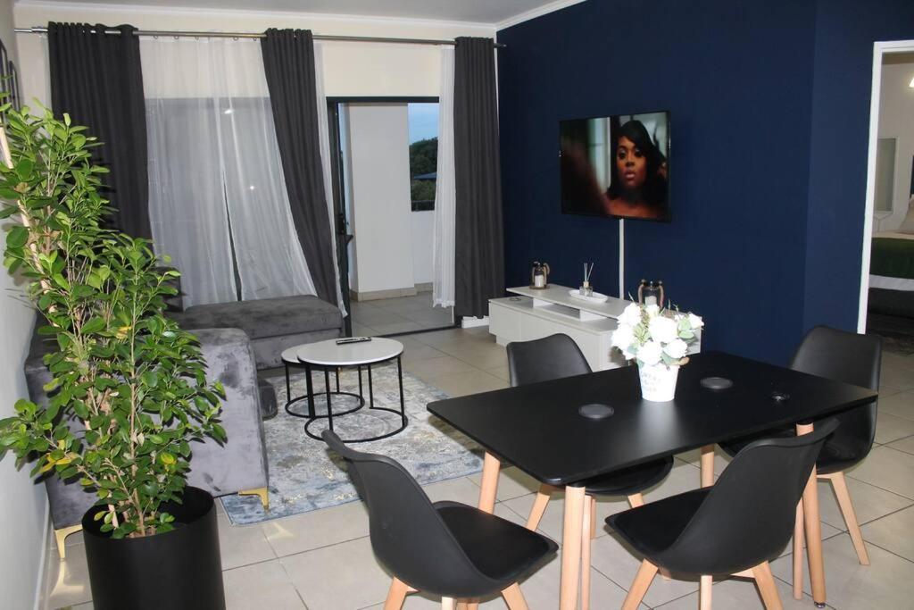 Deep Blue 2 Bed In An Estate