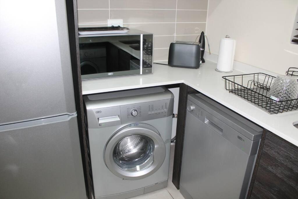 Deep Blue 2 Bed In An Estate Apartment *