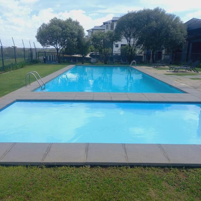 Deep Blue 2 Bed In An Estate