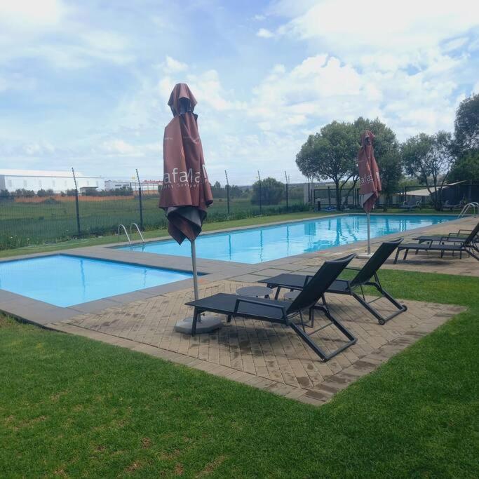 Deep Blue 2 Bed In An Estate Apartment *