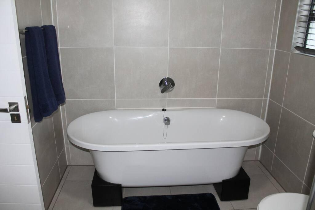 Deep Blue 2 Bed In An Estate *