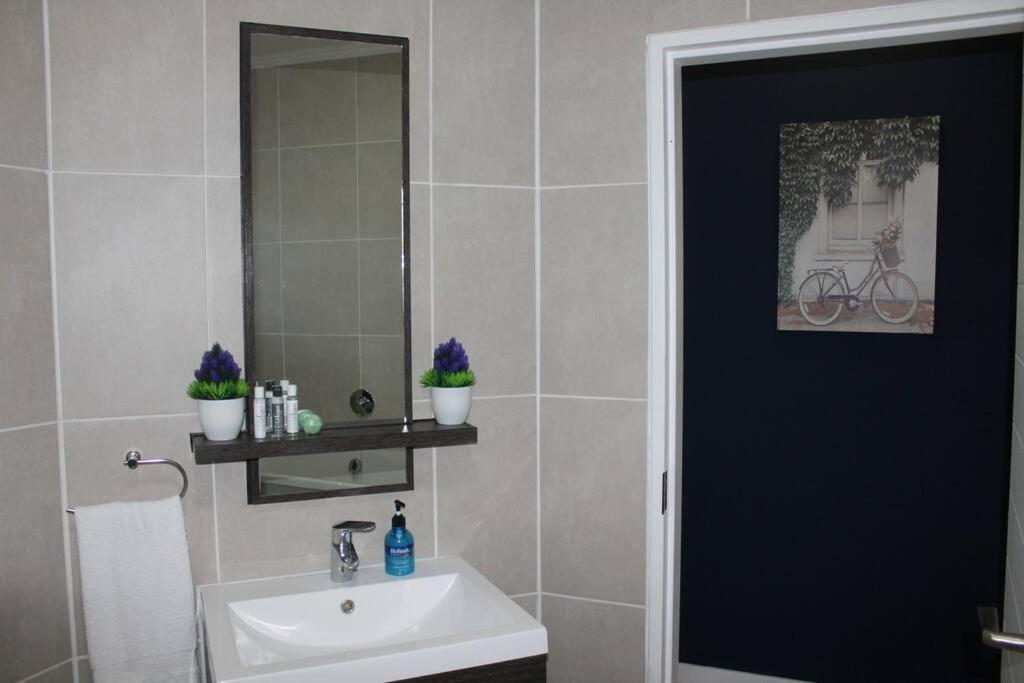 Deep Blue 2 Bed In An Estate Apartment