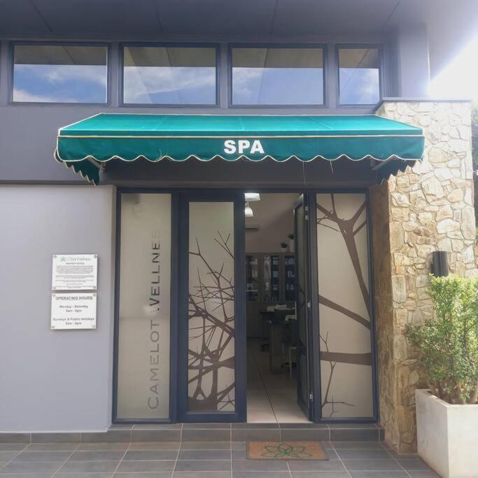 Deep Blue 2 Bed In An Estate
