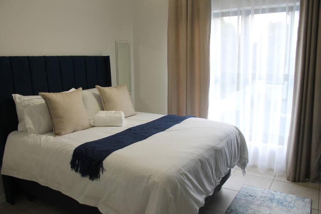 Deep Blue 2 Bed In An Estate *