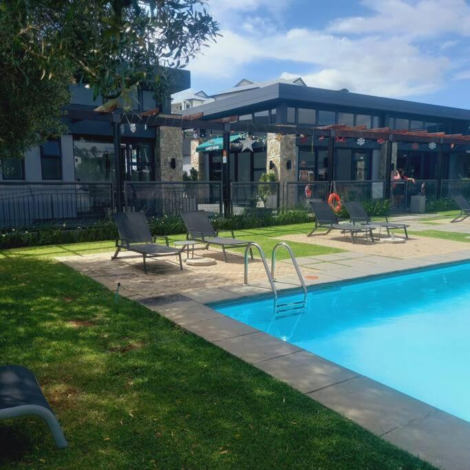 Deep Blue 2 Bed In An Estate Apartment *
