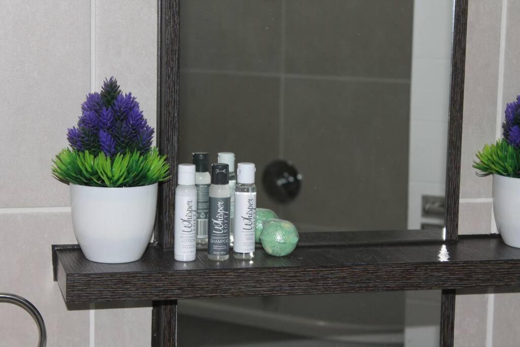 Deep Blue 2 Bed In An Estate Apartment *