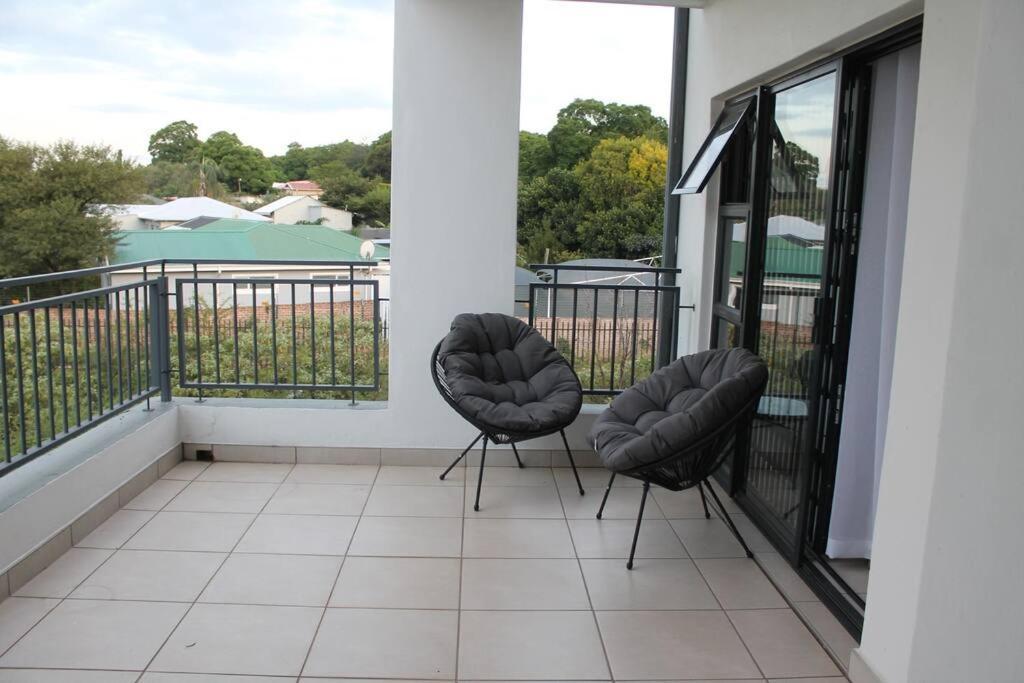 Deep Blue 2 Bed In An Estate