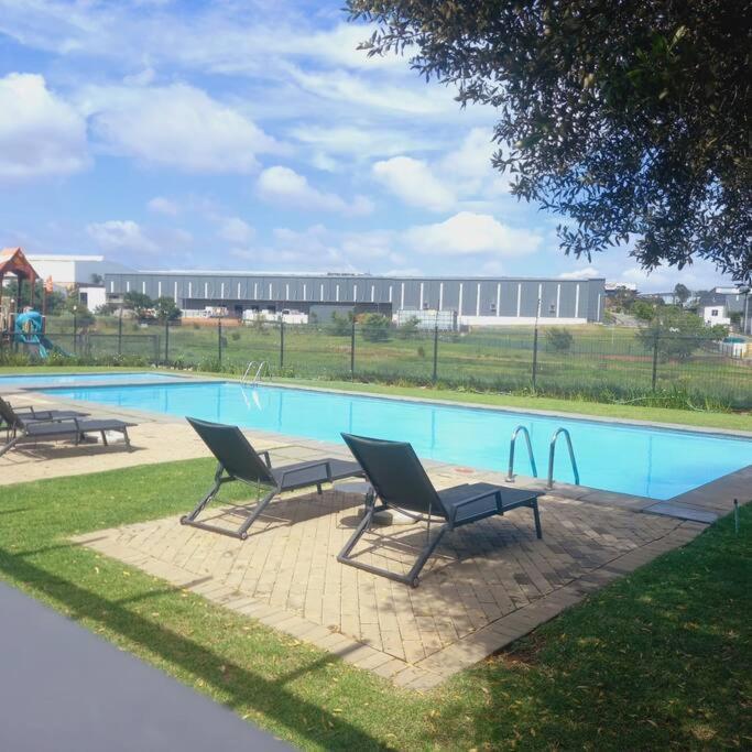 Deep Blue 2 Bed In An Estate Apartment