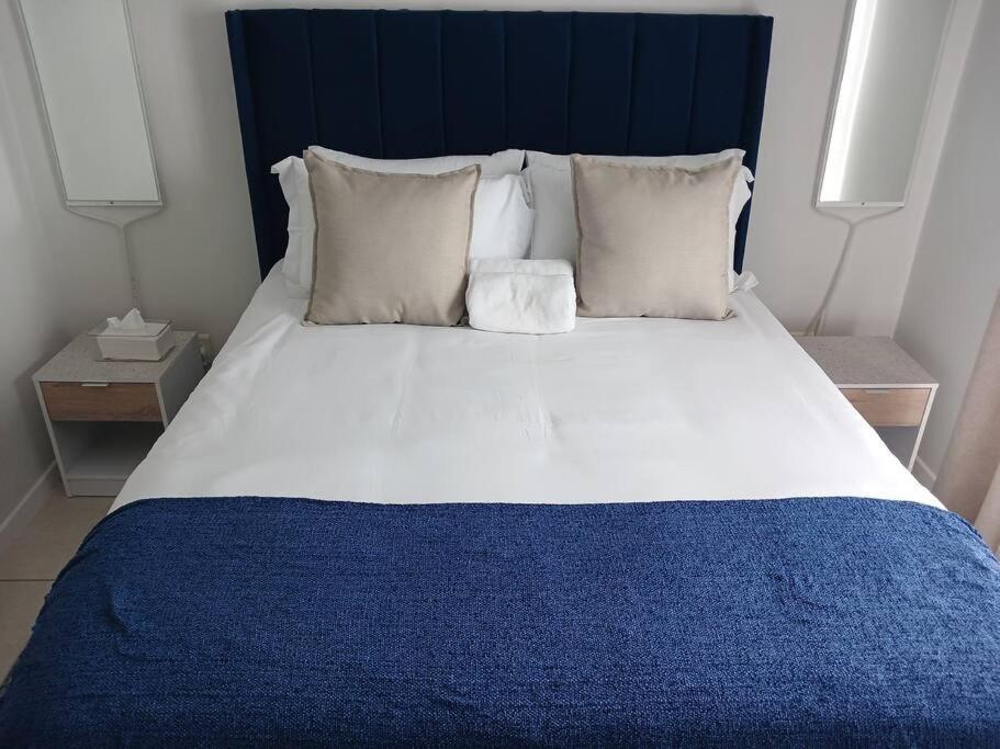 Deep Blue 2 Bed In An Estate Apartment