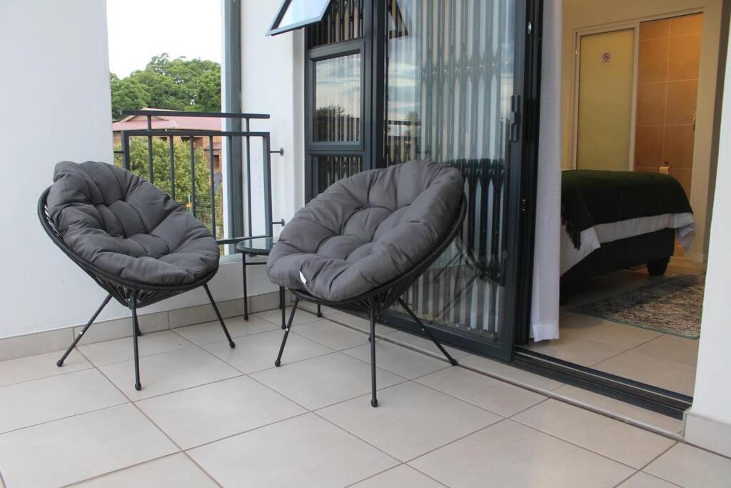 Deep Blue 2 Bed In An Estate Apartment Johannesburg