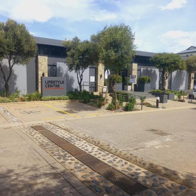 Deep Blue 2 Bed In An Estate Apartment *