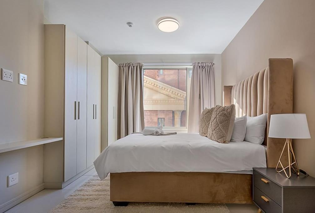 Adorable With Balcony And Parking Johannesburg