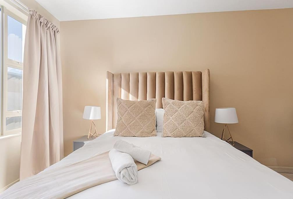 Adorable With Balcony And Parking Apartment Johannesburg