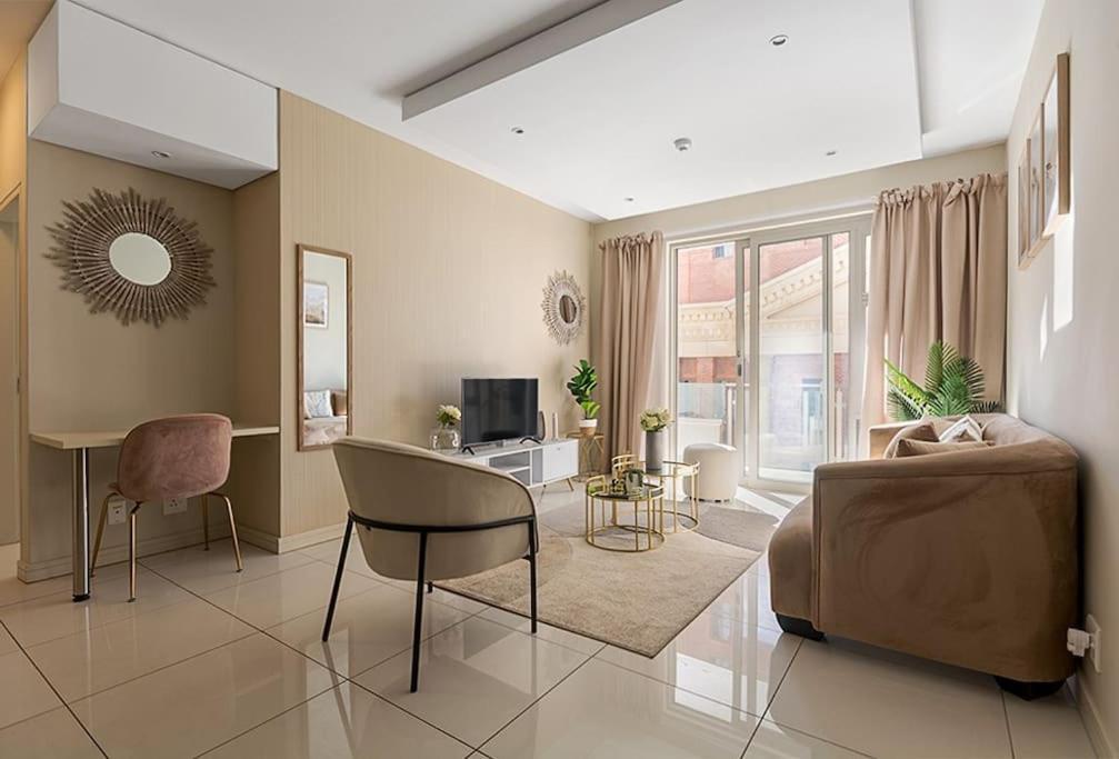 Adorable With Balcony And Parking Johannesburg