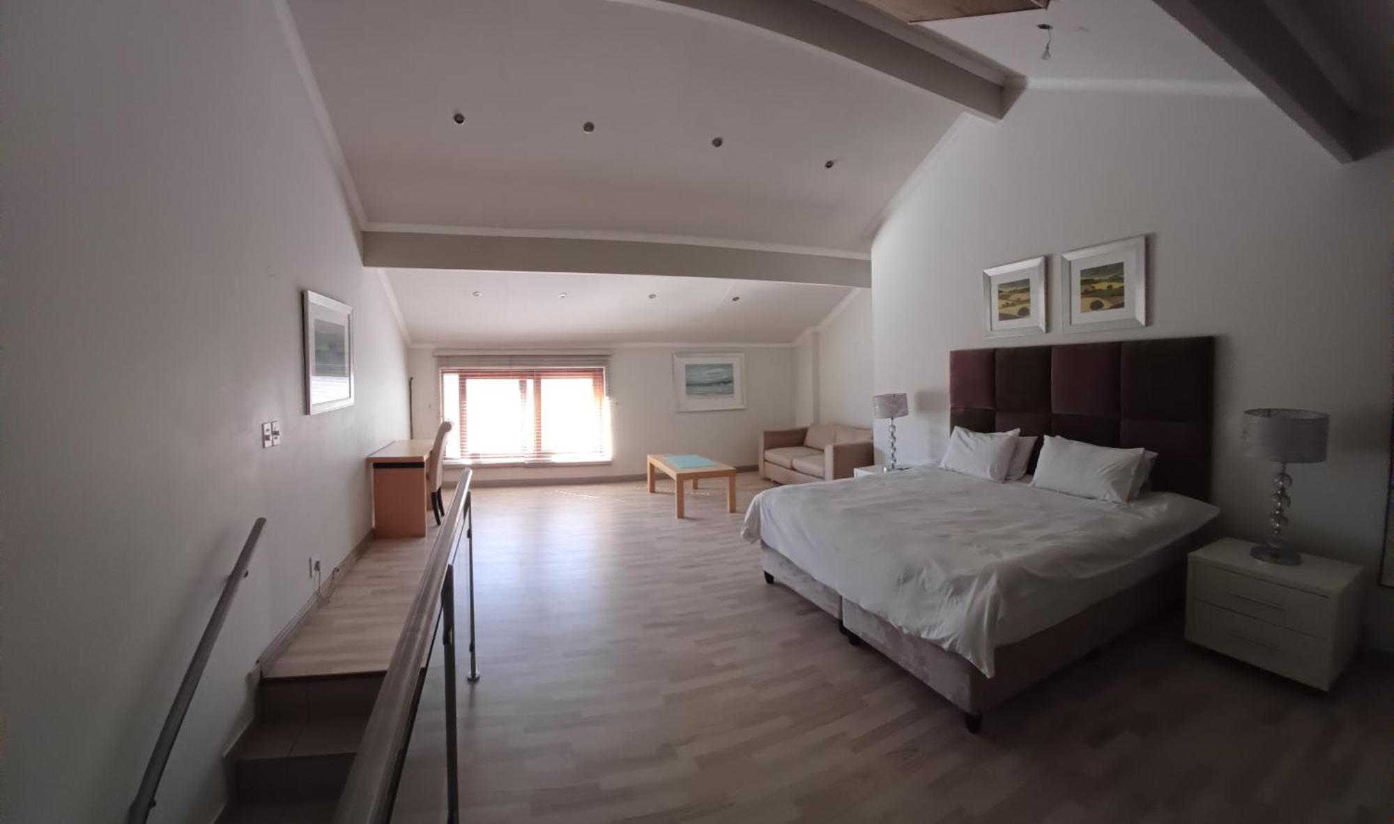 Mount Royal 47 Large 1 Bed With Balcony