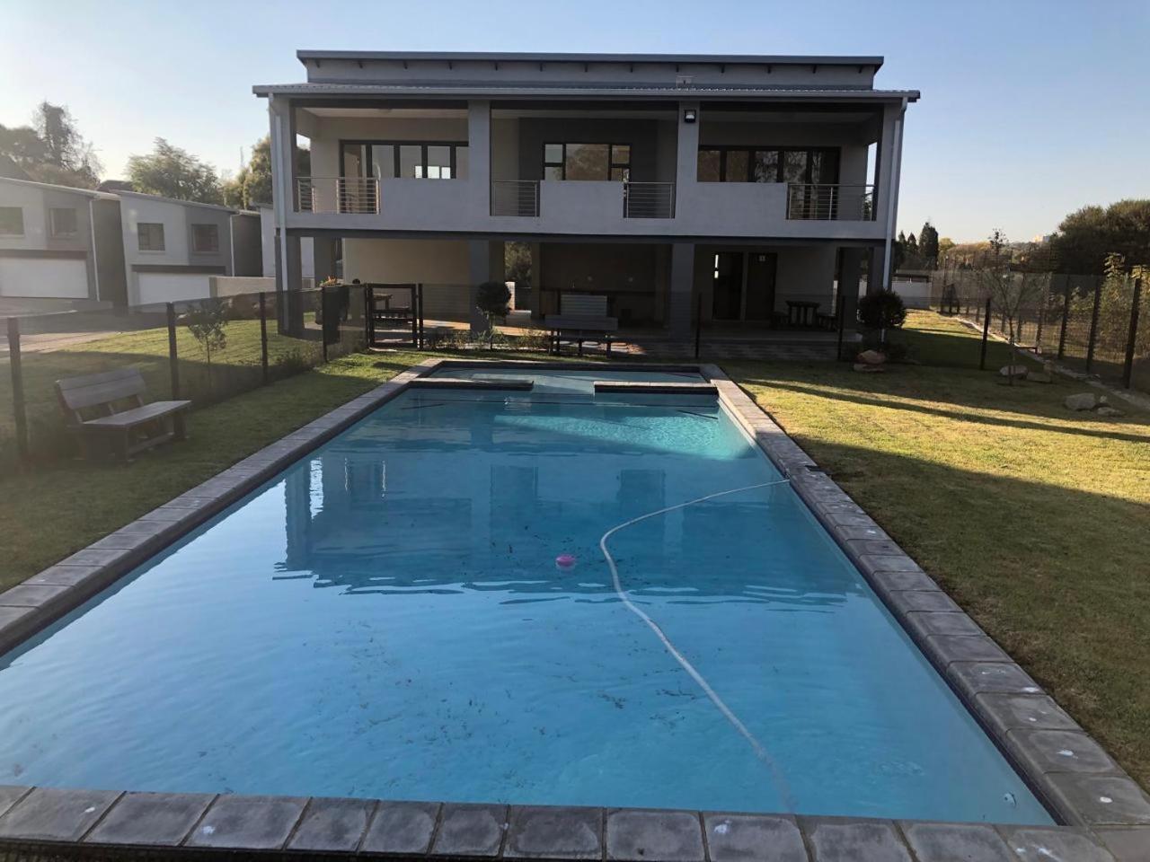 Exquisite In Sandton With Pool And Inverter Nhà nghỉ Johannesburg