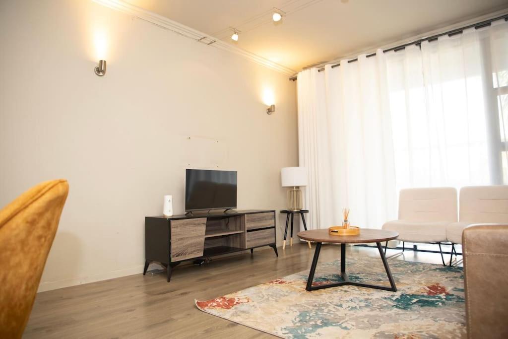 Spacious Luxury 3 Bedroom, 4 Bed With Balcony, Access To Pool & Tennis Court Plus Backup Power And 24hr Security Joanesburgo