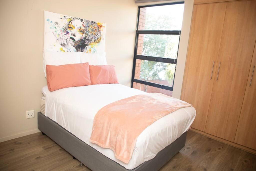 Spacious Luxury 3 Bedroom, 4 Bed With Balcony, Access To Pool & Tennis Court Plus Backup Power And 24hr Security Apartamento