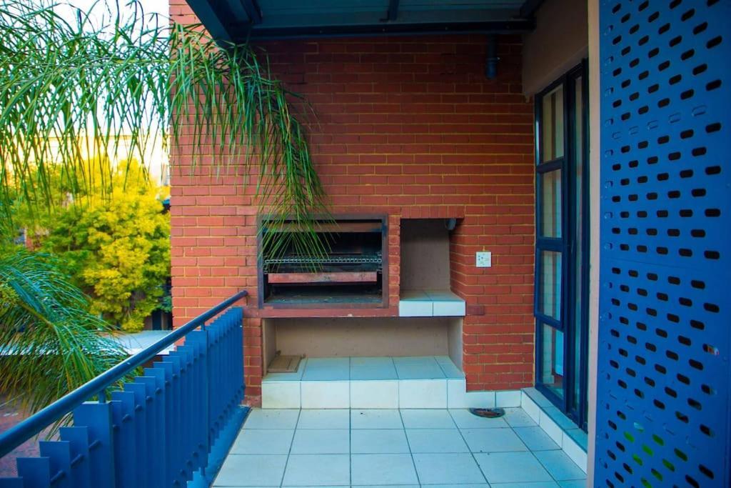 Spacious Luxury 3 Bedroom, 4 Bed With Balcony, Access To Pool & Tennis Court Plus Backup Power And 24hr Security Apartamento Joanesburgo