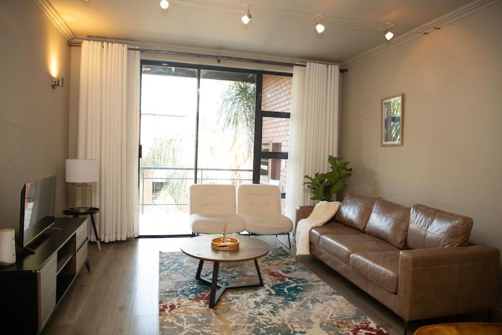 Apartamento Spacious Luxury 3 Bedroom, 4 Bed With Balcony, Access To Pool & Tennis Court Plus Backup Power And 24hr Security Joanesburgo