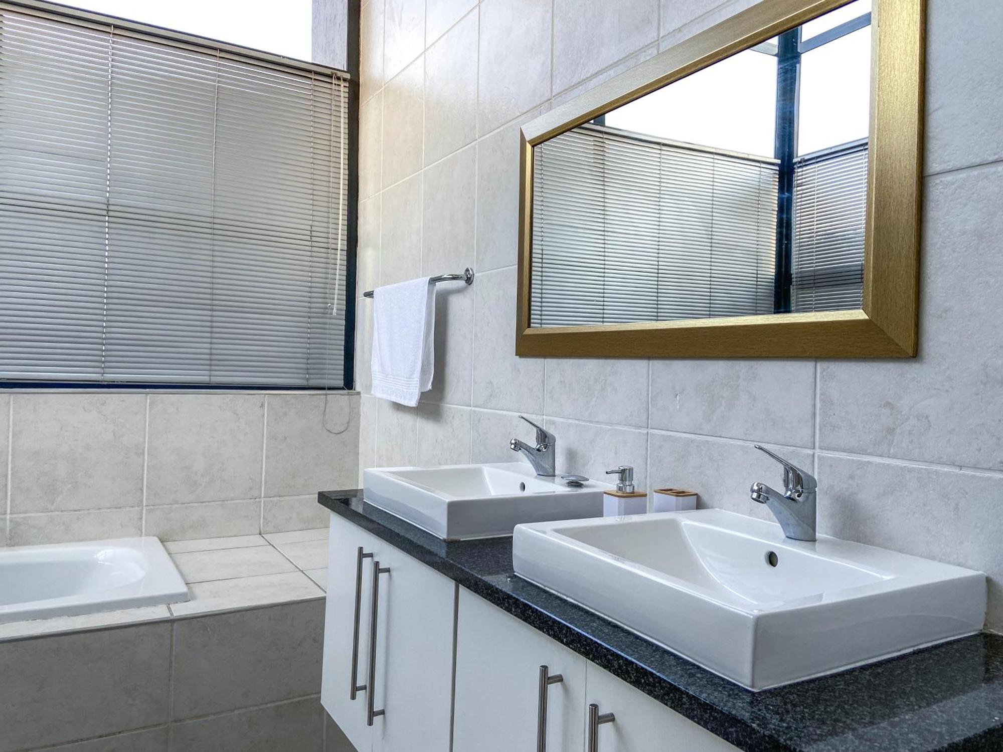 Spacious Luxury 3 Bedroom, 4 Bed With Balcony, Access To Pool & Tennis Court Plus Backup Power And 24hr Security Joanesburgo