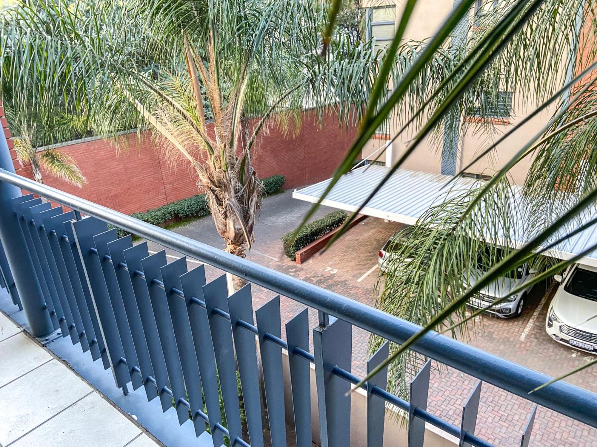 Spacious Luxury 3 Bedroom, 4 Bed With Balcony, Access To Pool & Tennis Court Plus Backup Power And 24hr Security * Joanesburgo