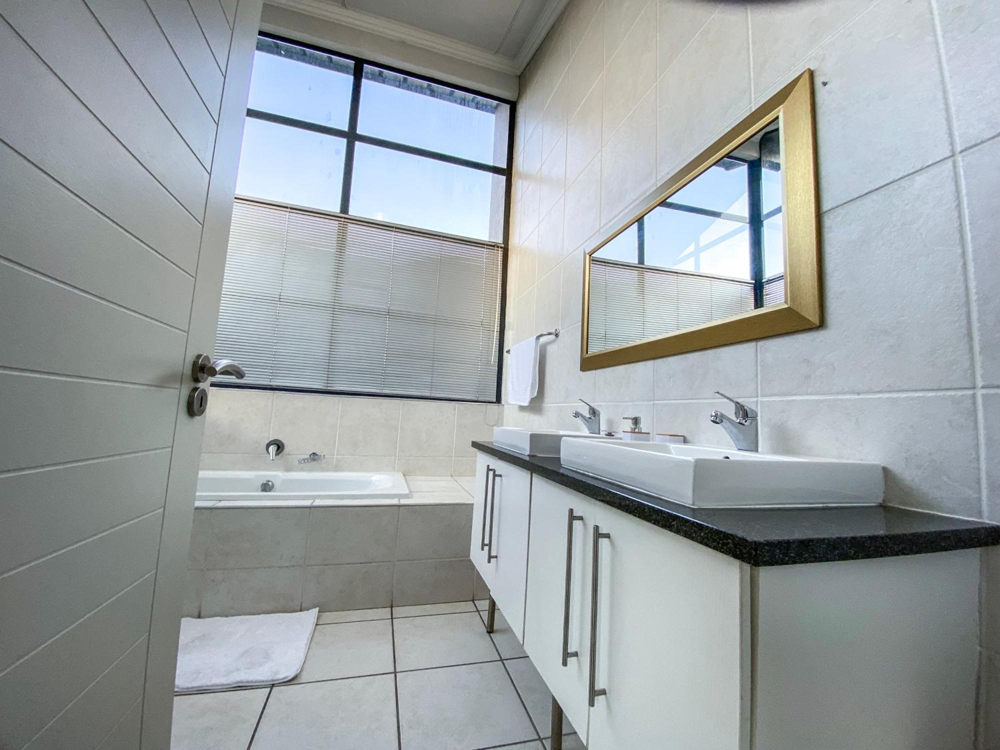 Apartamento Spacious Luxury 3 Bedroom, 4 Bed With Balcony, Access To Pool & Tennis Court Plus Backup Power And 24hr Security Joanesburgo