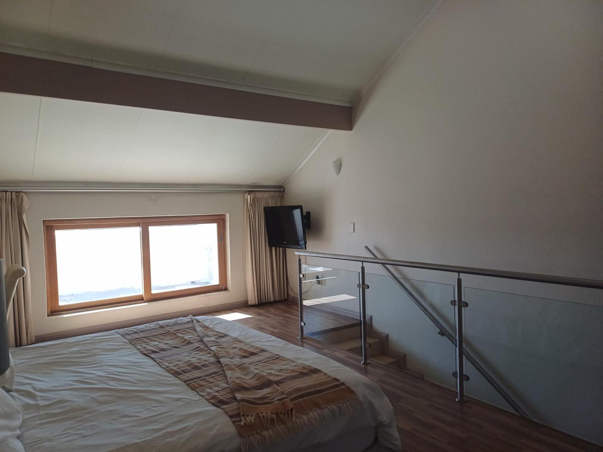 Mount Royal 30 Large 1 Bed With Balcony Apartment