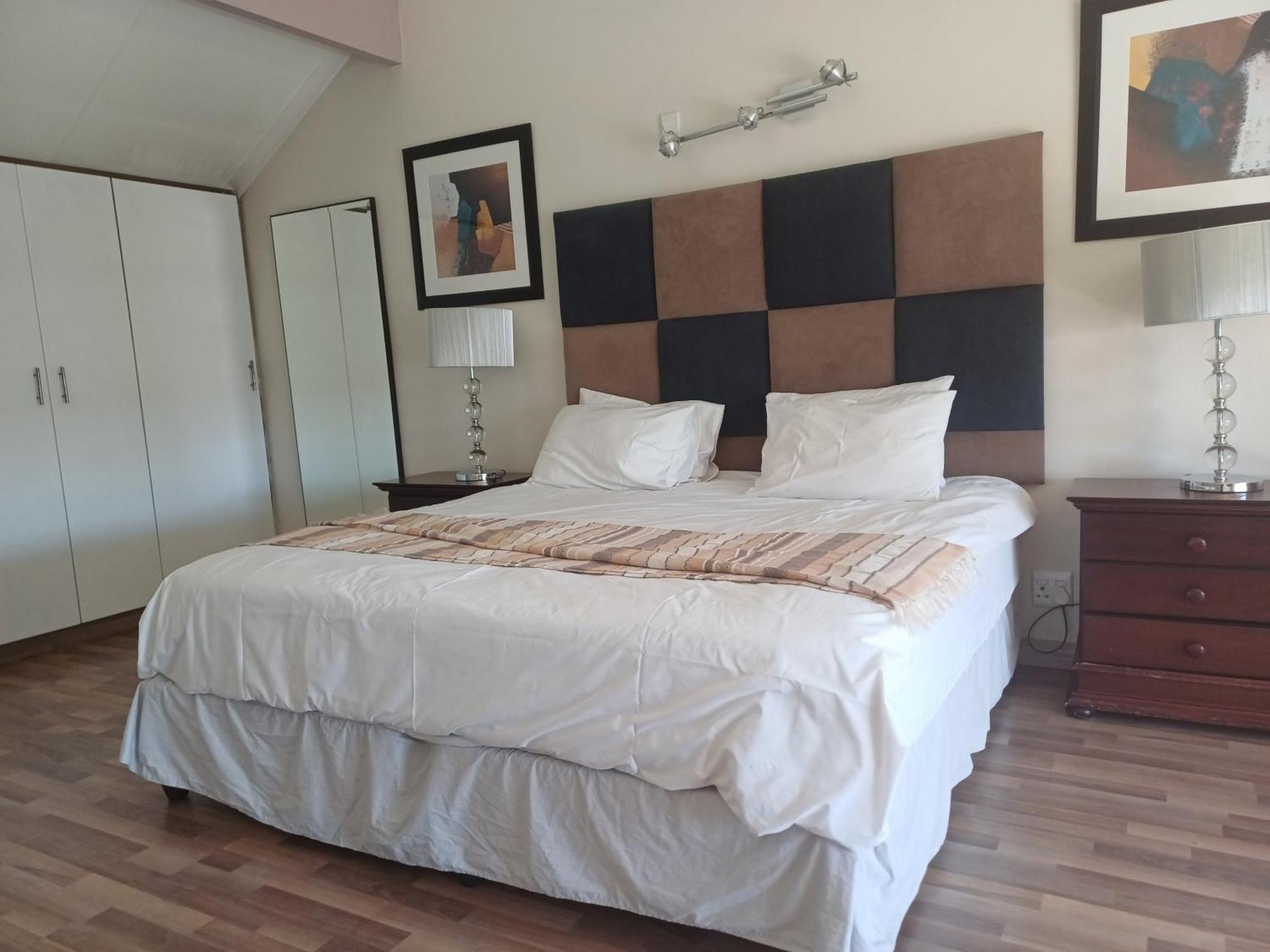 Mount Royal 30 Large 1 Bed With Balcony Apartment *