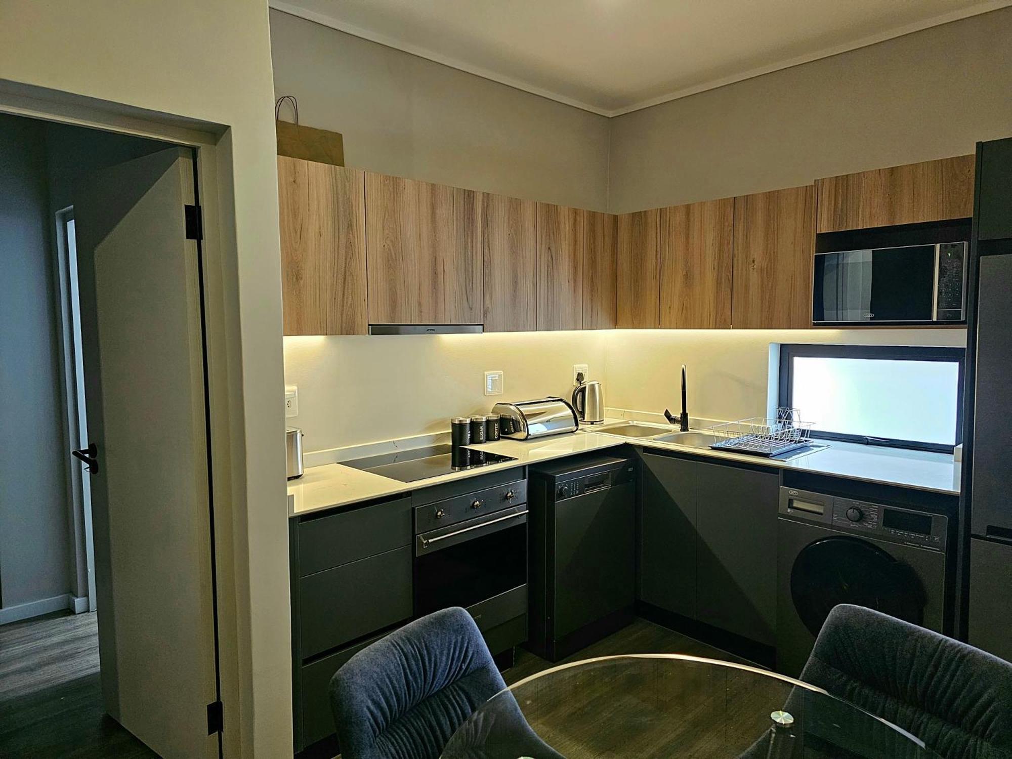 Apartment 2br With 2 Kitchens & Balcony Johannesburg