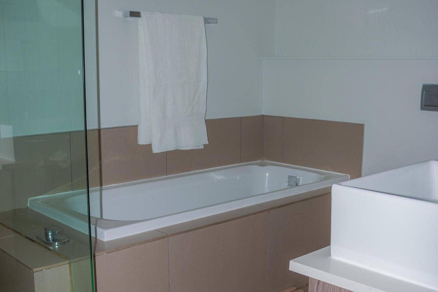 Modern Luxury Apartments, Sandton Apartment *